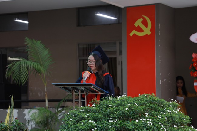 Thầy cô tự dựng tiết mục nhảy tặng học trò cuối cấp, miễn phí ôn thi - 2