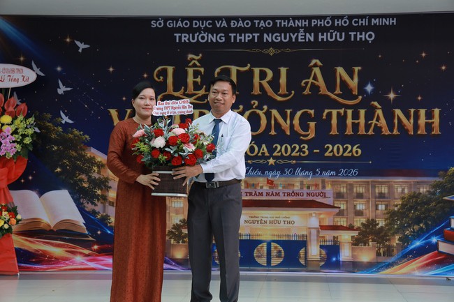 Thầy cô tự dựng tiết mục nhảy tặng học trò cuối cấp, miễn phí ôn thi - 1