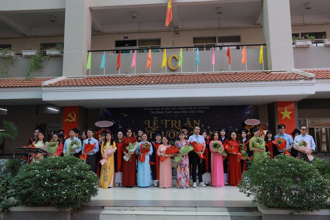Thầy cô tự dựng tiết mục nhảy tặng học trò cuối cấp, miễn phí ôn thi - 3