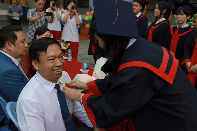 Thầy cô tự dựng tiết mục nhảy tặng học trò cuối cấp, miễn phí ôn thi - 5