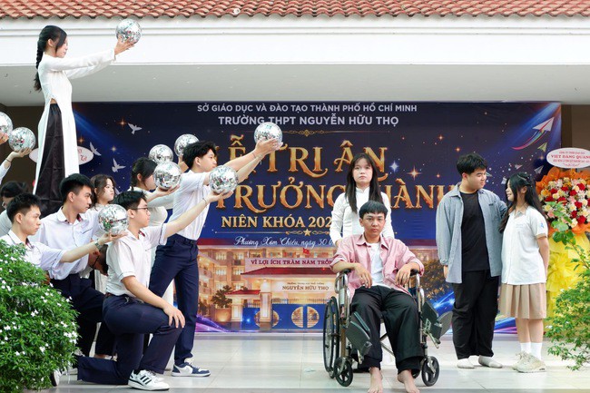 Thầy cô tự dựng tiết mục nhảy tặng học trò cuối cấp, miễn phí ôn thi - 6