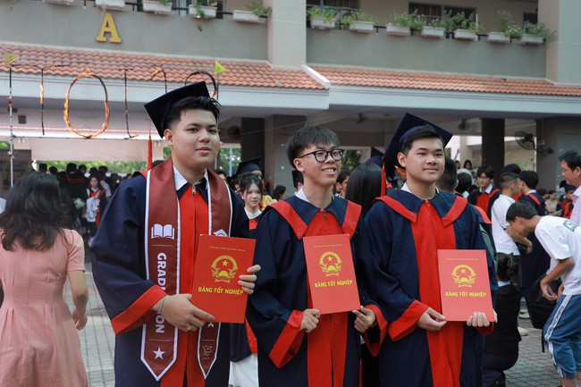 Thầy cô tự dựng tiết mục nhảy tặng học trò cuối cấp, miễn phí ôn thi - 11