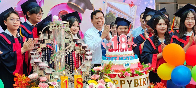 Thầy cô tự dựng tiết mục nhảy tặng học trò cuối cấp, miễn phí ôn thi - 9