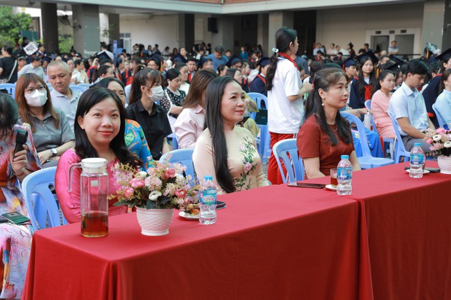 Thầy cô tự dựng tiết mục nhảy tặng học trò cuối cấp, miễn phí ôn thi - 8