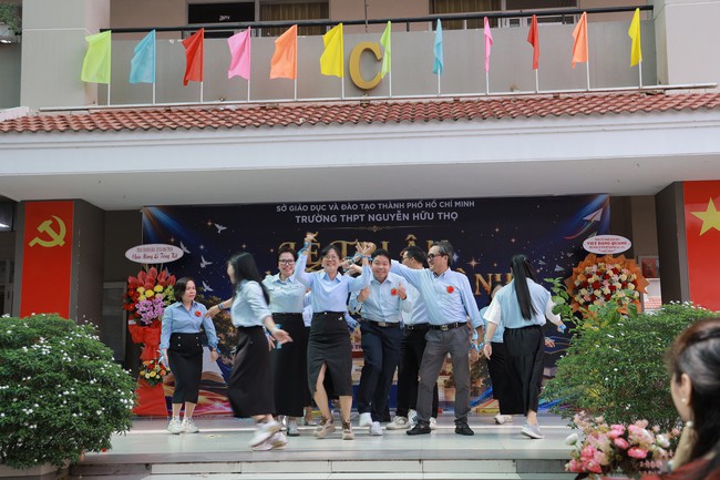 Thầy cô tự dựng tiết mục nhảy tặng học trò cuối cấp, miễn phí ôn thi - 7