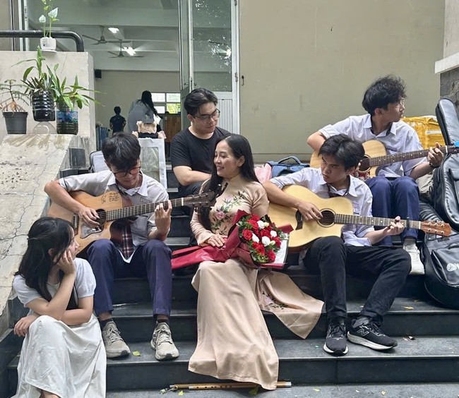 Thầy cô tự dựng tiết mục nhảy tặng học trò cuối cấp, miễn phí ôn thi - 13