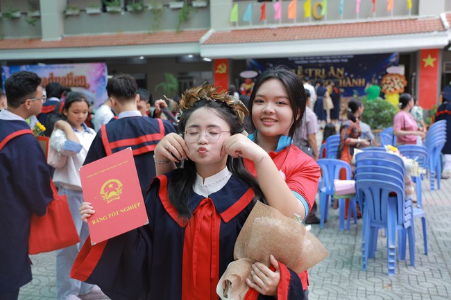 Thầy cô tự dựng tiết mục nhảy tặng học trò cuối cấp, miễn phí ôn thi - 12