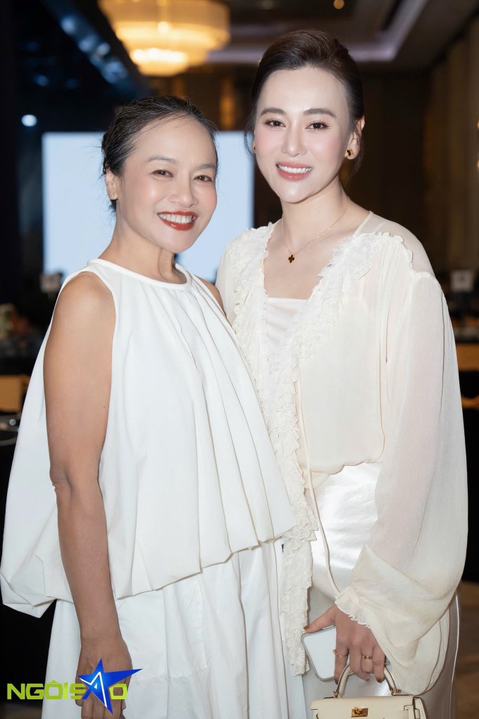 Phương Oanh hội ngộ nghệ sĩ Tú Oanh - đóng vai mẹ của cô trong 'Hương vị tình thân'. Ảnh: Tùng Đinh
