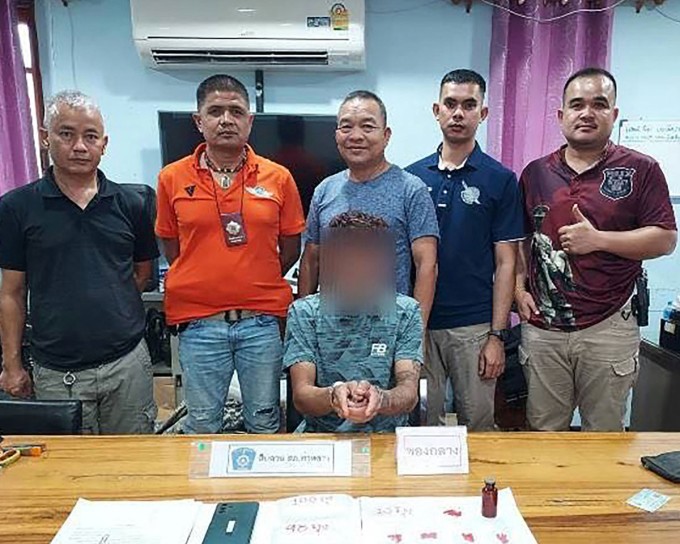 Ảnh thật của các sĩ quan cảnh sát Thái Lan khi bắt nghi phạm ma túy. Ảnh: Đồn cảnh sát Tha Luang