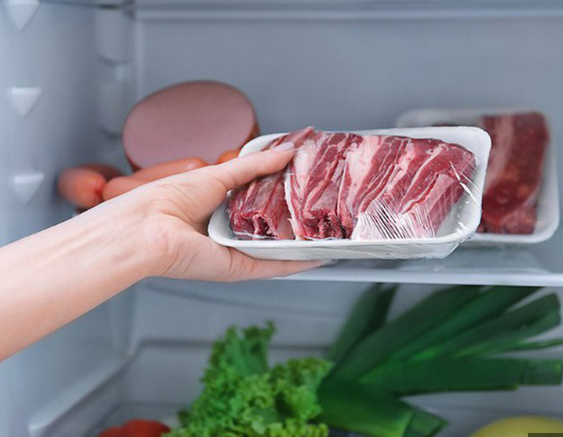 Sử dụng hộp đựng thực phẩm có nắp kín hoặc màng bọc thực phẩm khi bảo quản.