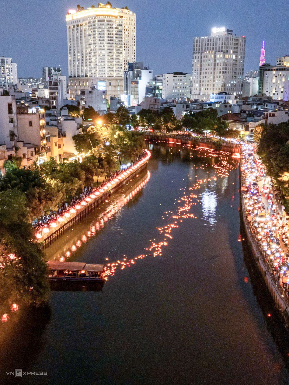 'Biển hoa đăng' thắp sáng kênh Nhiêu Lộc địp lễ Phật Đản - 9