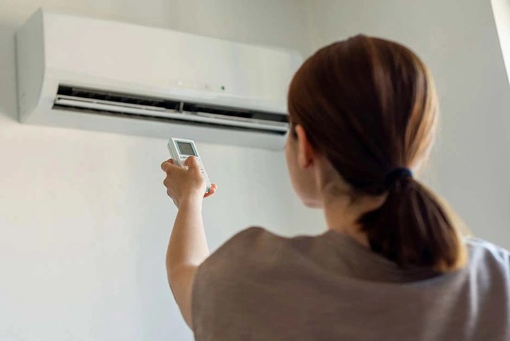 Điều hòa là một trong những thiết bị gia dụng ngốn điện phổ biến được dùng vào mùa hè.