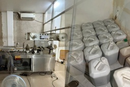 Cảnh sát khám xét hai kho thuốc đông y Bảo Thanh Đường