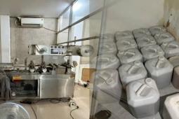 Cảnh sát khám xét hai kho thuốc đông y Bảo Thanh Đường