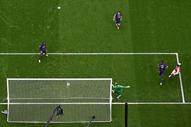 Cú đá góc hẹp của Havertz đi vọt qua đầu thủ môn Safonov khiến thủ môn người Nga không kịp trở tay