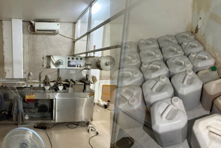Cảnh sát khám xét hai kho thuốc đông y Bảo Thanh Đường