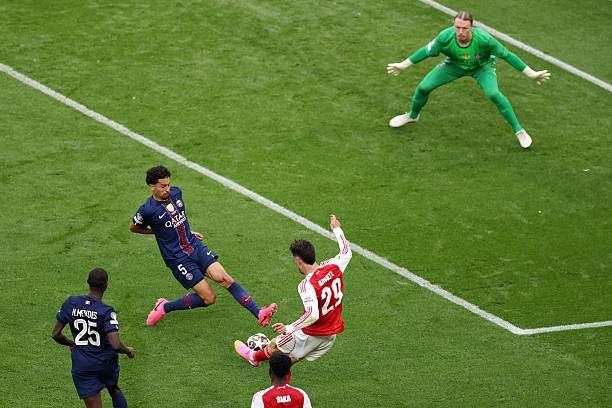 Havertz.thoát xuống ở phút bù giờ hiệp 1 và thiếu chút nữa đã ghi bàn, nhưng bị Marquinhos ngăn cản
