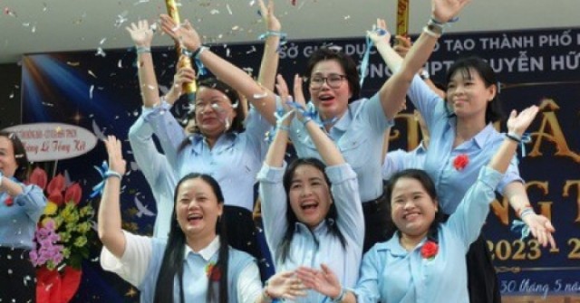 Thầy cô tự dựng tiết mục nhảy tặng học trò cuối cấp, miễn phí ôn thi