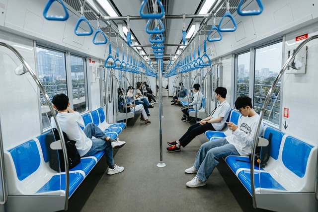Nhiều hành khách chủ yếu là nhân viên văn phòng đi làm và học sinh - sinh viên sử dụng tàu để đi học, đi chơi. Ảnh: Viết Thanh