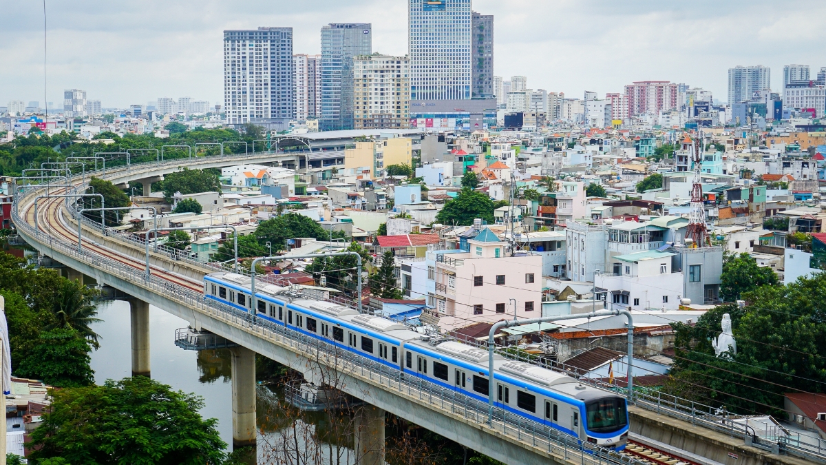 Metro không chỉ đóng vai trò kết nối liên vùng, mà còn trở thành động lực tái định hình nhịp phát triển đô thị. Ảnh: Vân Nguyễn