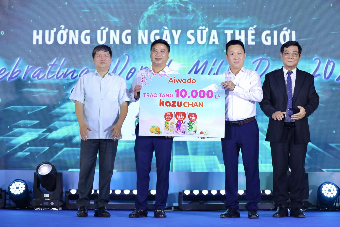 Đại diện Công ty Cổ phần Thực phẩm Aiwado trao tặng 10.000 ly sữa cho Quỹ bảo trợ trẻ em Việt Nam