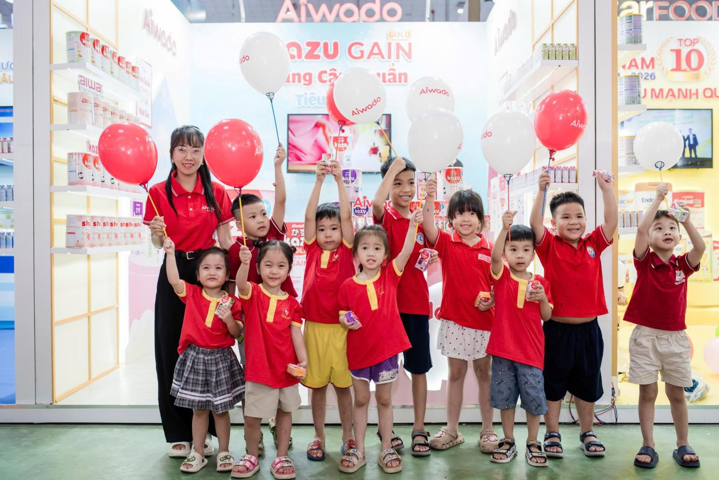 Gian hàng Aiwado thu hút đông đảo các bé tham quan và trải nghiệm