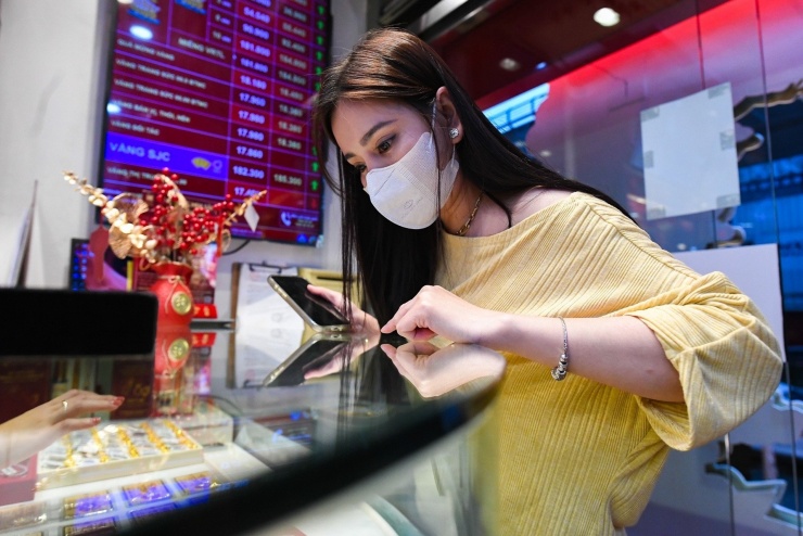 Nhiều nhà đầu tư lỗ nặng khi mua vàng. Ảnh: N.Huế