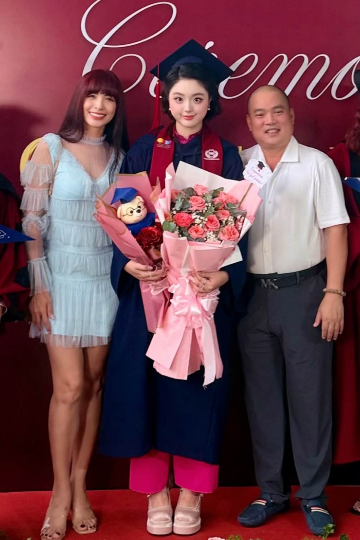 Ảnh sao 31/5: Vợ chồng Thúy Hạnh mừng con gái Suti tốt nghiệp cấp 3 - 2