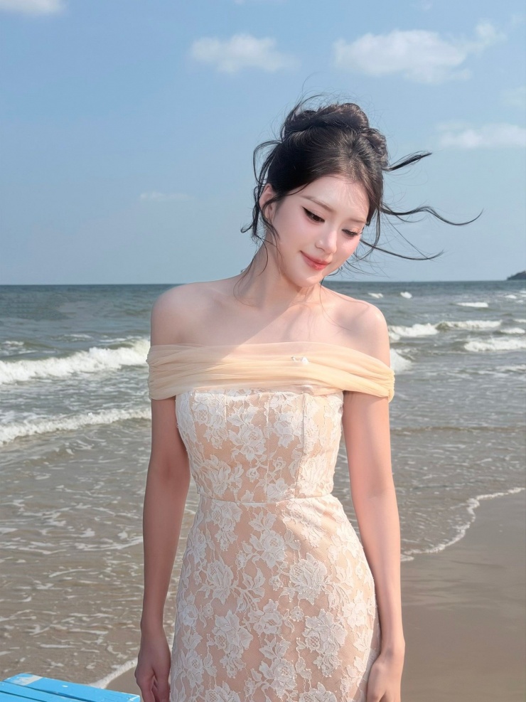 Phương Oanh lộng lẫy trong váy trễ vai bên bờ biển - 1