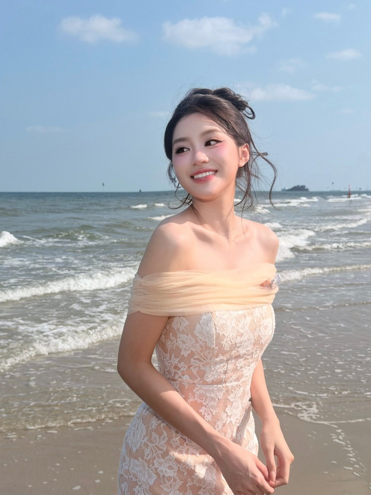 Phương Oanh lộng lẫy trong váy trễ vai bên bờ biển - 2