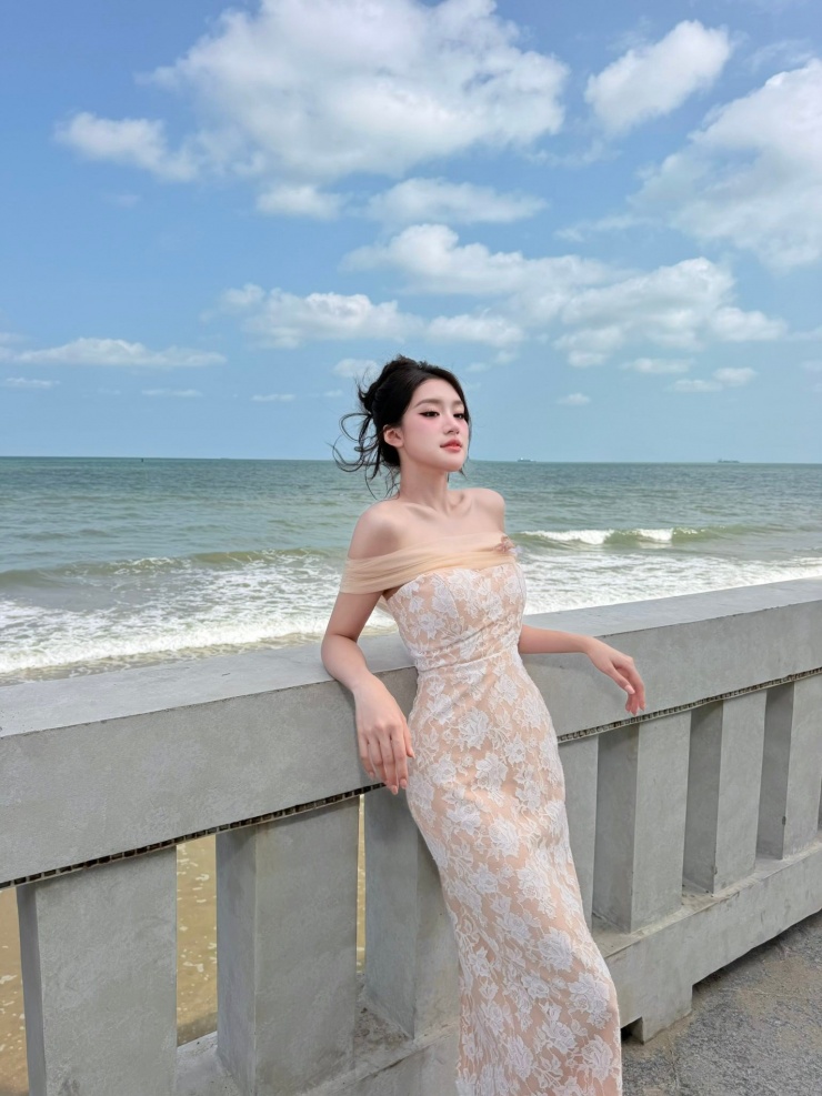 Phương Oanh lộng lẫy trong váy trễ vai bên bờ biển - 4