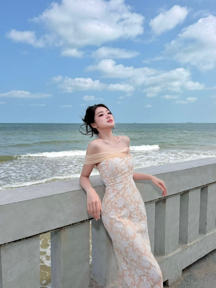 Phương Oanh lộng lẫy trong váy trễ vai bên bờ biển - 3