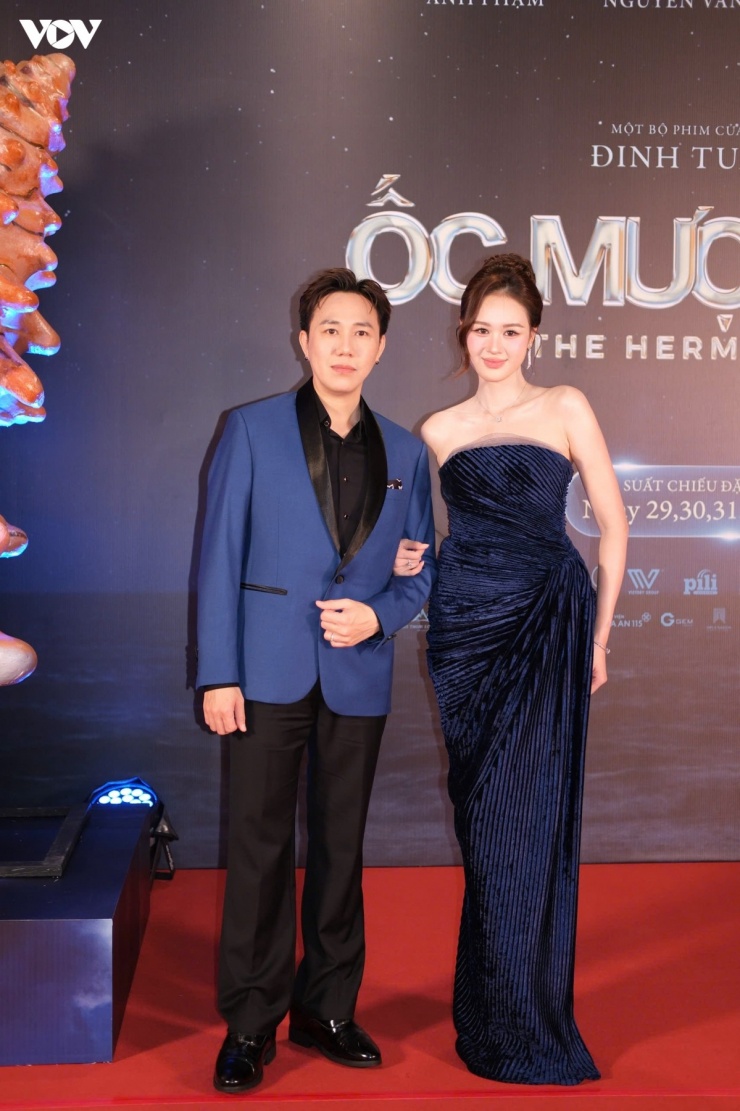 Vợ chồng Anh Đức - Anh Phạm trên thảm đỏ ra mắt phim Ốc mượn hồn ở Hà Nội