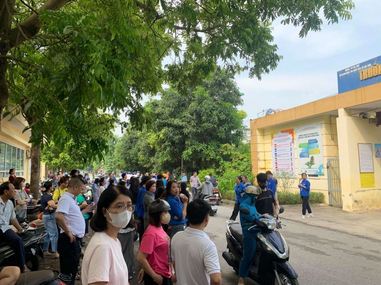 Trước cổng trường tại điểm thi của con anh Việt Hoàng. Ảnh: FBNV