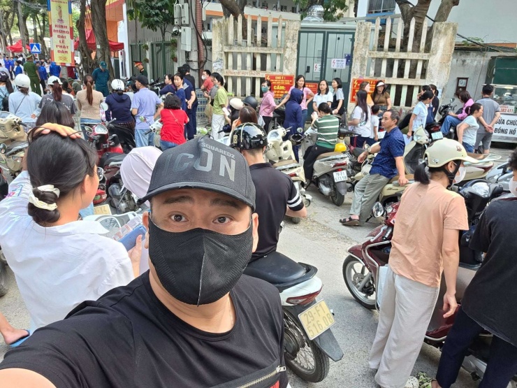 Diễn viên Minh Tiệp trước cổng trường thi của con. Ảnh: FBNV