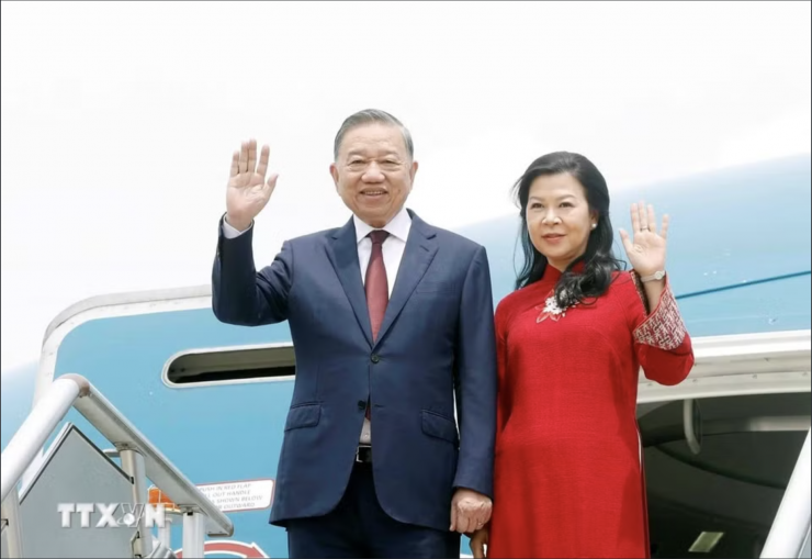 Tổng Bí thư, Chủ tịch nước Tô Lâm và Phu nhân đến sân bay quân sự Villamor Airbase, Manila. Ảnh: TTXVN