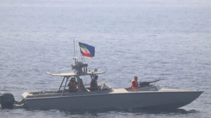 Tàu chiến 27 Rajab lộ diện giữa điểm nóng Hormuz, Iran gửi tín hiệu cảnh báo Mỹ - 1
