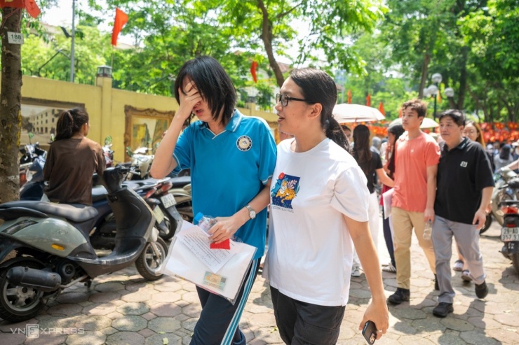 Học trò Hà Nội khóc, cười trong hai ngày thi lớp 10 - 12