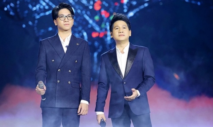 Tấn Đạt bên bố Trọng Tấn.