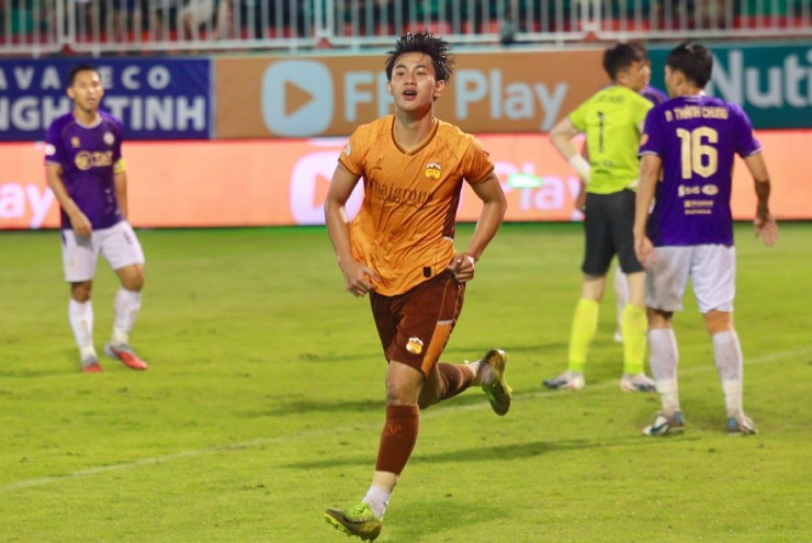 Video bóng đá HAGL - Hà Nội: Ngược dòng vỡ òa, niềm vui trụ hạng sớm (V-League)