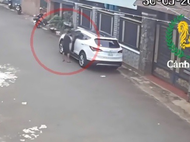 CLIP: Thót tim với bé trai 12 tuổi lái ô tô qua nhiều hẻm