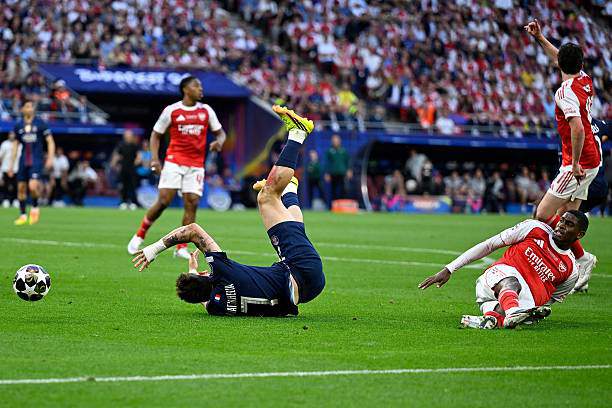 Hàng thủ Arsenal đã rất chắc chắn cho tới lúc này nhưng chỉ 1 cá nhân sai lầm đã đủ làm mất thế dẫn bàn