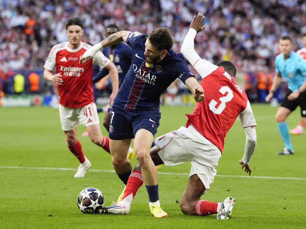 Mosquera phạm lỗi với Kvaratskhelia từ phía sau trong vòng cấm Arsenal
