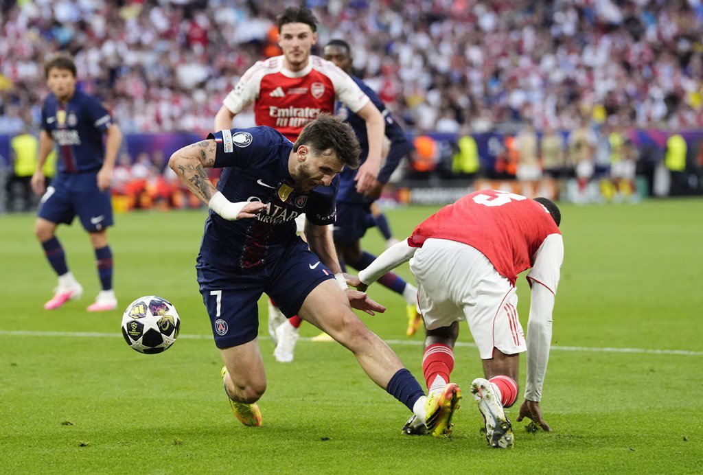 Nhưng ở phút 62, Mosquera phạm lỗi với Kvaratskhelia trong vòng cấm Arsenal&nbsp;và PSG đã có được quả penalty