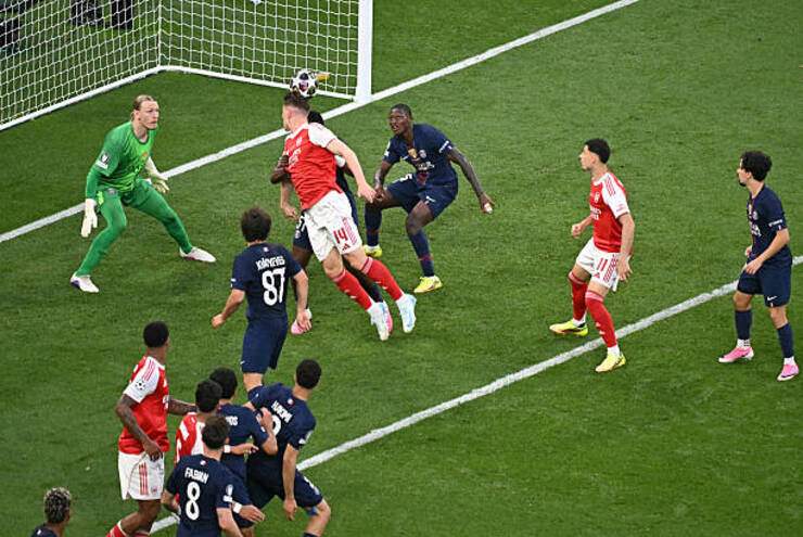 Arsenal cũng gây hồi hộp với các pha bóng bổng, nhưng hiệp 2 kết thúc với tỷ số hoà