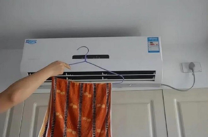 Chiếc khăn ướt có tác dụng như một máy tạo ẩm.