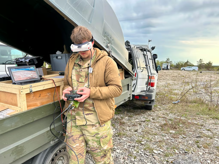 Tarik, 24 tuổi, một điều khiển viên UAV đến từ Ukraine, đang hỗ trợ huấn luyện binh sĩ Thụy Điển. Ảnh: Politico