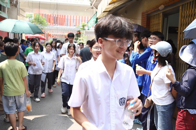 Đề thi môn Toán tuyển sinh vào lớp 10 tại Hà Nội năm 2026: Thí sinh đánh giá thế nào? - 4