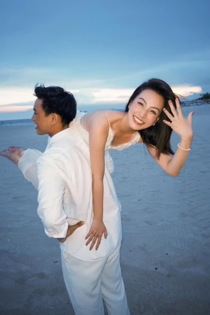 Cô cũng vừa được bạn trai cầu hôn.