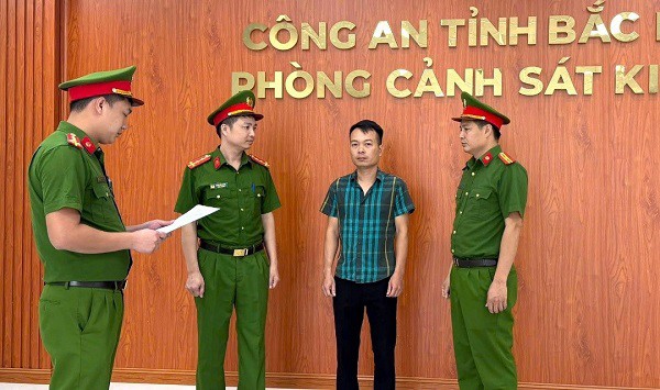 Cơ quan công an đọc lệnh khởi tố Vũ Văn Cường. Ảnh: CACC